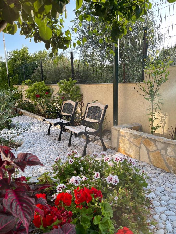 Vila Natali Himare Exterior photo